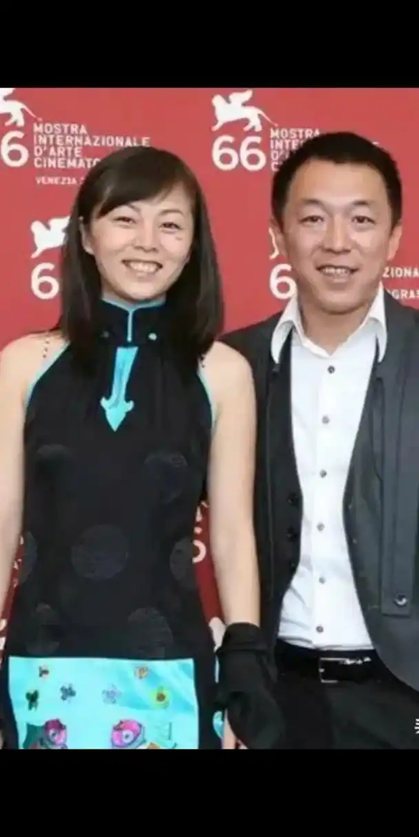 给我100亿,我都不换老婆,然而令人意外的是,黄渤的老婆相貌平平,甚至