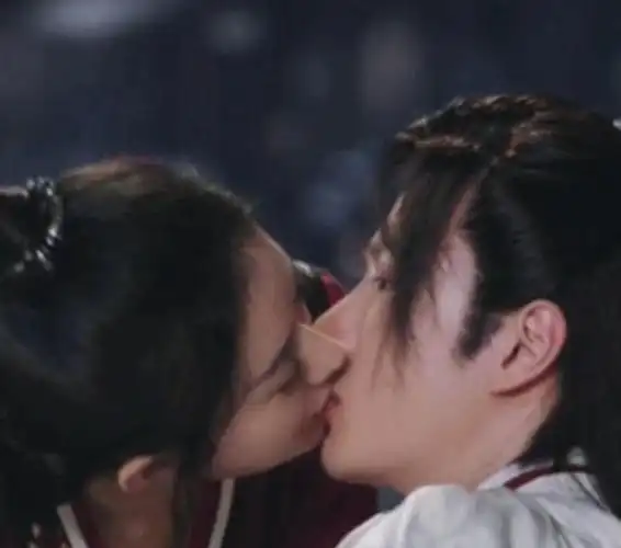 王一博赵丽颖"吻戏"上线!女方主动太霸气,耳朵通红疑似害羞