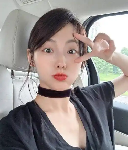 张嘉倪车内开心自拍,现身长沙录制《乘风2023》_保养_生活习惯_魅力