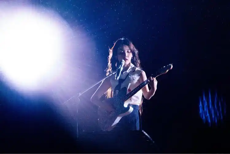 iu李知恩上岩演唱会第一场bye summer 山顶视角