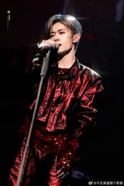易烊千玺今晚演唱会神图,无论是舞台还是主唱大人都太权威了