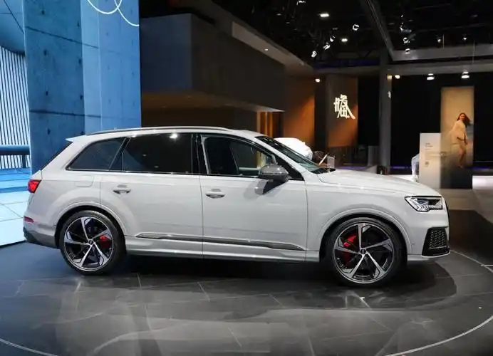 奥迪这款车造型就比较城市化,而且它也是suv车型,配备