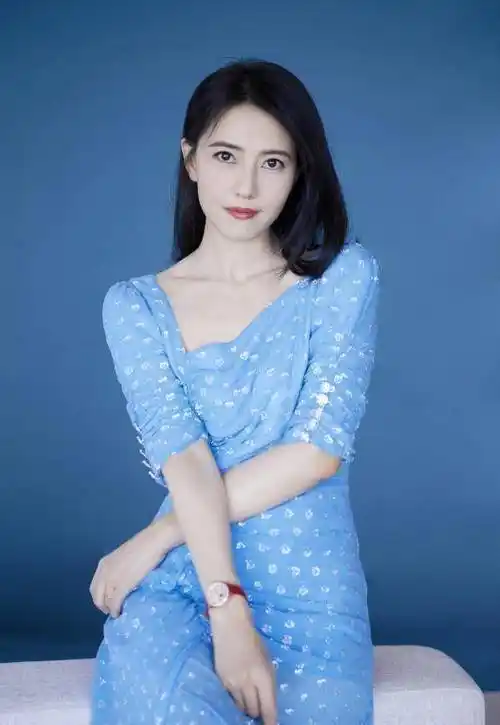 气质女神高圆圆果然不一样穿蓝色连衣裙配齐肩发气质优雅