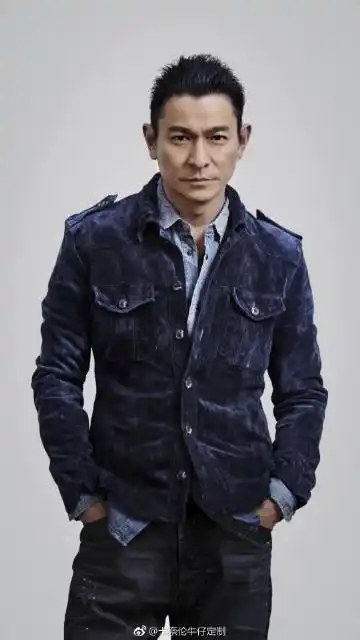 刘德华#牛仔裤# 穿牛仔裤,牛仔外套,这是我的特工爷爷宣传剧照,帅气