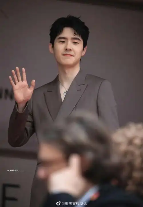 刘昊然粉色飘带西装