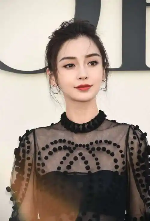 女明星生图大比拼!杨幂元气热巴美艳,而她的腿未免太长了吧