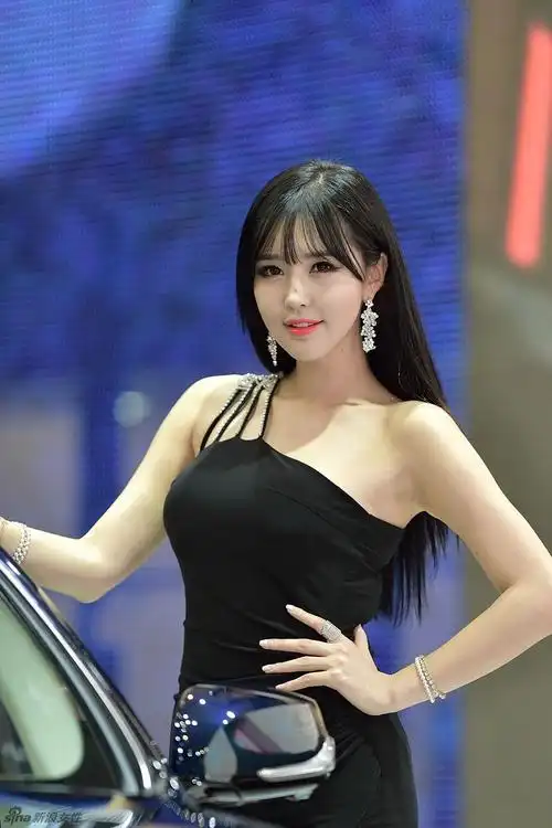 韩国车模崔星河美照集,长相甜美身材火辣