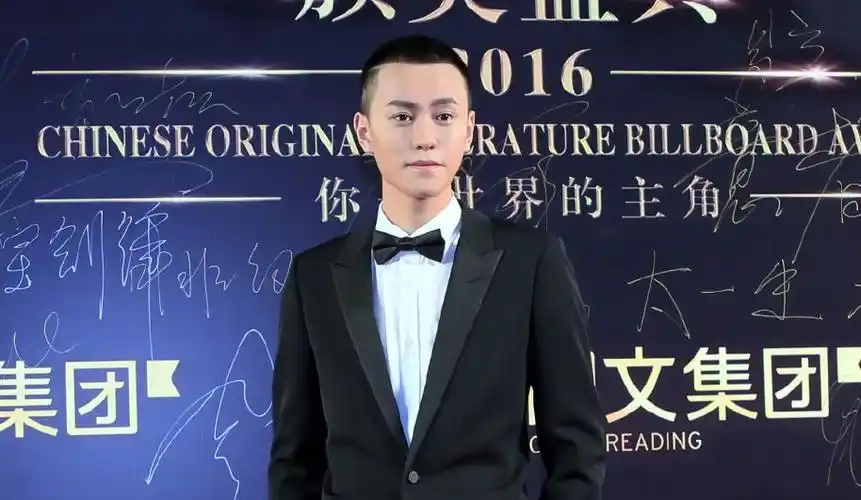 就算是光头又或者是平头,秦俊杰都超级帅气,这就是颜值啊不管是现代剧