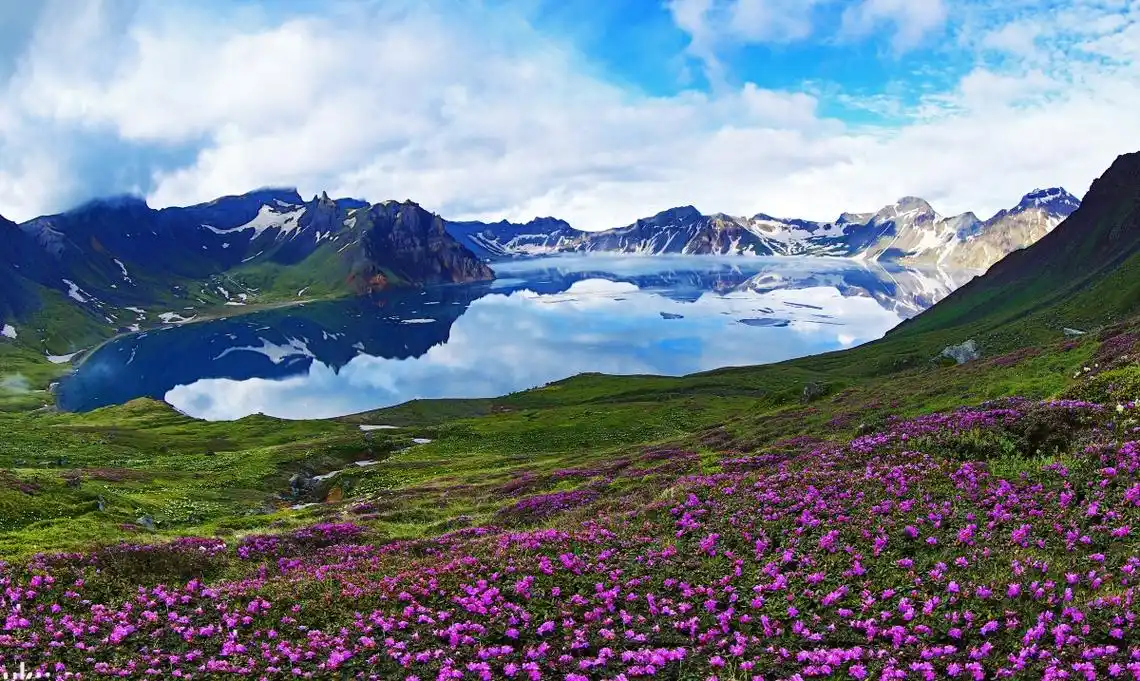 长白山天池,又称白头山天池,位于吉林省东南部长白山自然保护区内,是