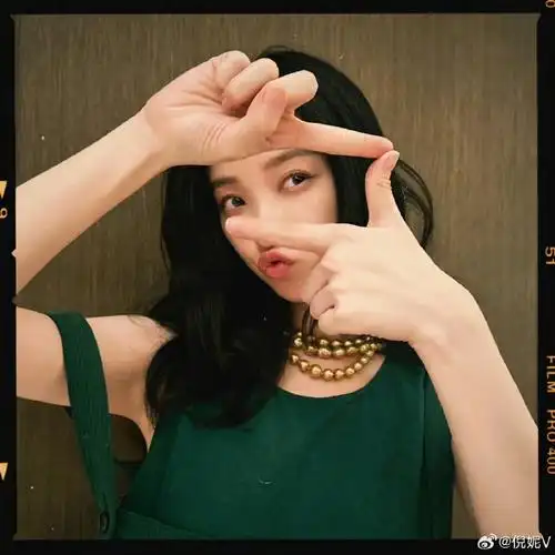 倪妮发了好多自拍##倪妮晒自拍庆消失的她票房破30亿