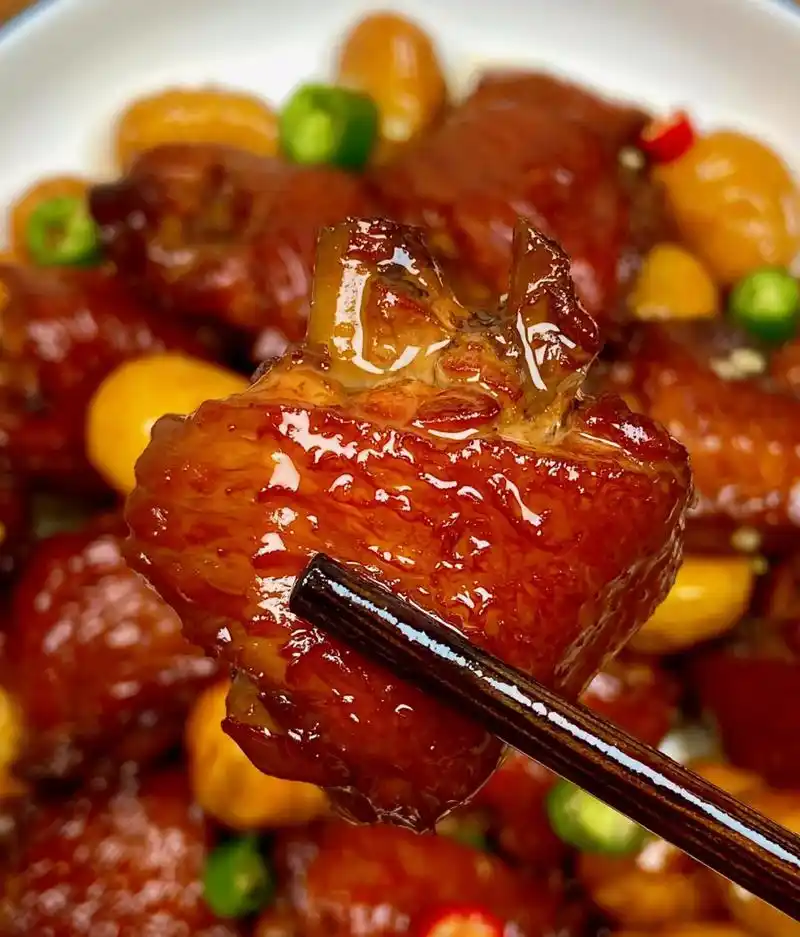 今天分享一道让人垂涎欲滴的板栗鸡翅,鲜嫩多汁的鸡翅配上甜香软糯的