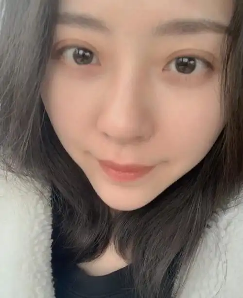 张靓颖晒素颜怼脸自拍照,再次恋爱气质大变,喊粉丝帮忙p眼妆!