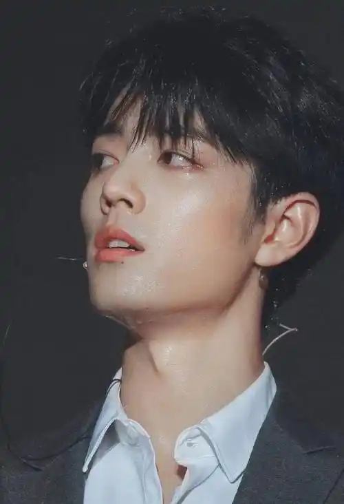 王一博喉结,肖战喉结,任嘉伦喉结,爱豆喉结谁最让你心动_张新成_邓伦