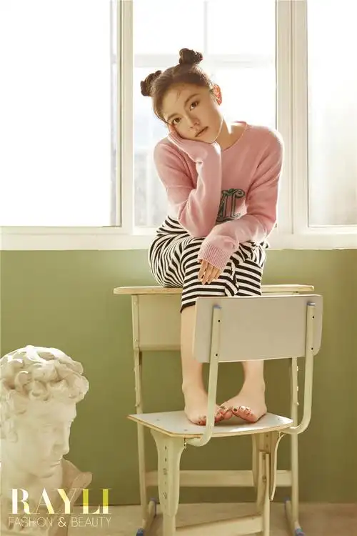 赵今麦封面大片曝光 暖调校园风诠释甜味青春