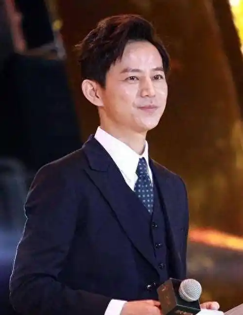 主持何炅心痛发声"走在路上突然会崩溃,都会过去"评论区沦陷!