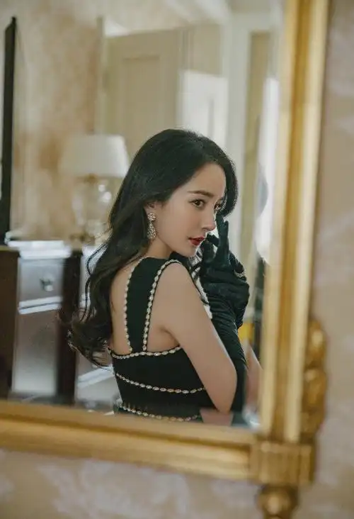 杨幂一袭黑色长裙配丝缎手套化身优雅妩媚的复古女郎,明艳动人