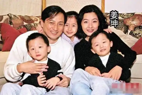 回顾演员汤镇业与前妻生下一对双胞胎儿子再婚又生一对女儿