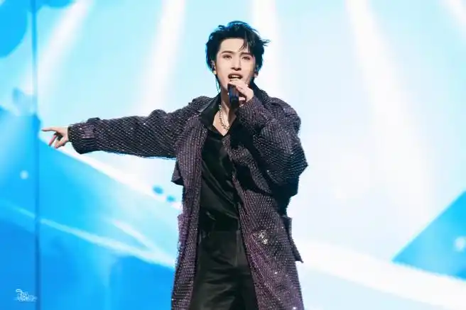 严浩翔超话听你唱#严浩翔叁重楼暨出道四周年演唱会##严浩翔 舞台风暴