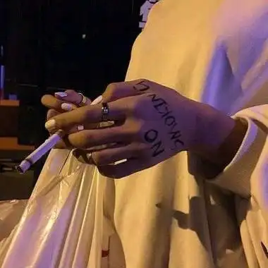 男生吸烟头像伤感图片