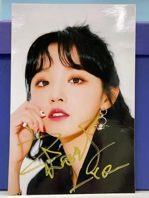 第一弹掉落的是wuli雨琦弟弟帅气的签名照,来看看是哪块小曲琦可以收