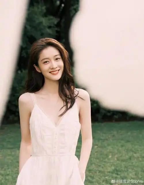 张雪迎分享生日美照,嘟嘴卖萌超可爱,穿搭清纯似初恋