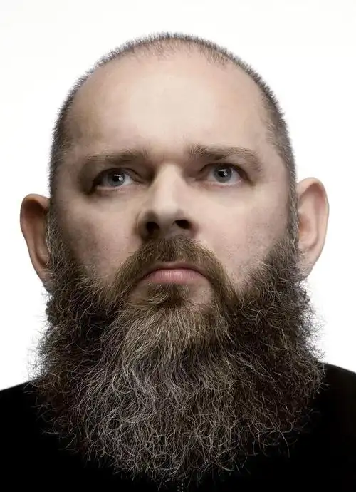 时装设计师walter van beirendonck"大胡子叔叔"自家的秀场上也尝试