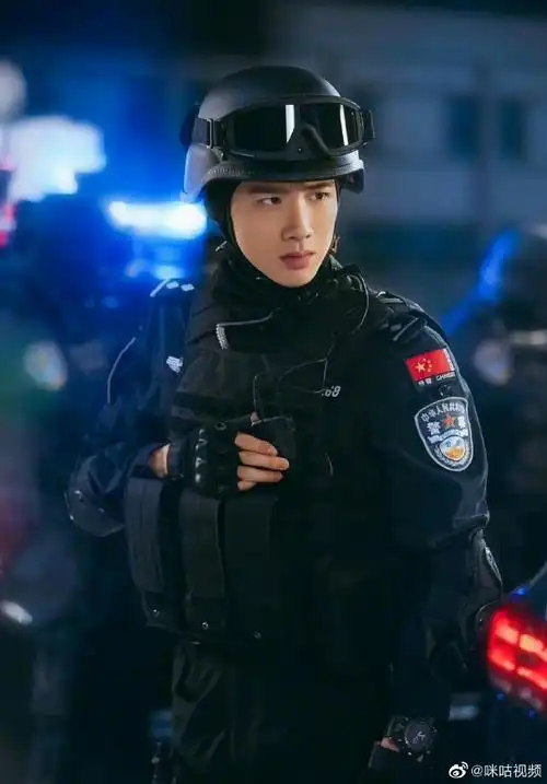 一眼惊艳的军装杀##白敬亭撒娇不像演的##白敬亭宋轶先婚后爱