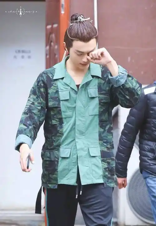 仔细一看,许凯在公开场合揉眼睛的照片真是不少.