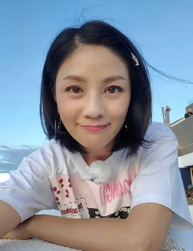 胡可晒九宫格自拍 短发出镜皮肤白皙少女感满满