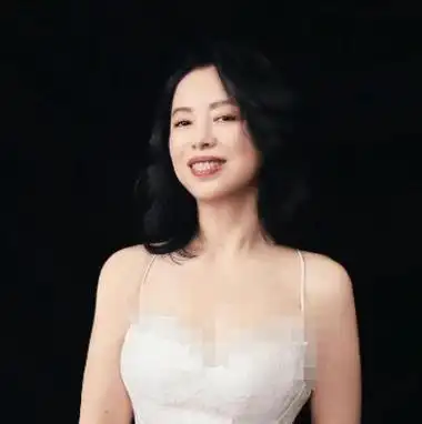 2024年"蜕变巨大"的黄绮珊,暴露了娱乐圈容貌内卷的三个通病