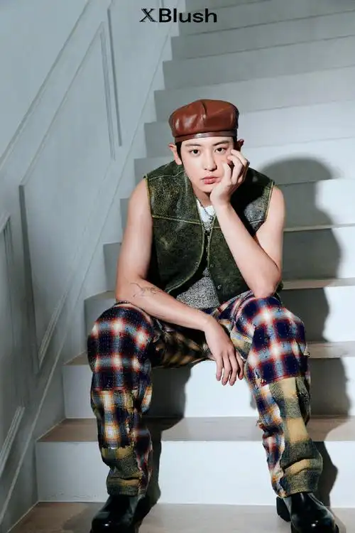 是看一眼都会被灿烈的美貌给惊艳到,八张复刻拍立得,三张自拍小卡