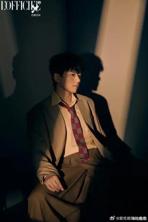 张杰三套西装##张杰金丝眼镜