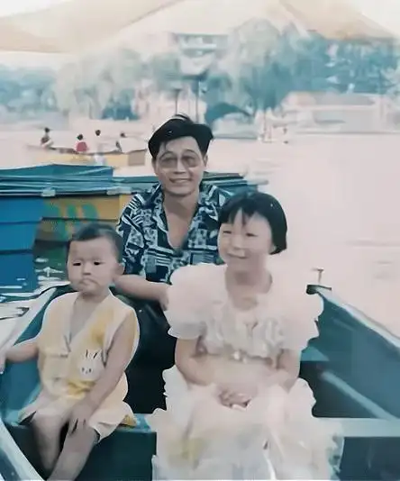 且不说郭威穿的衣服都是姐姐留下来的旧衣服,其智力你下的姐姐却穿着