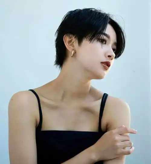 帅气中分女士短发,一看就不一样,喜欢就试试_发型_女性_魅力