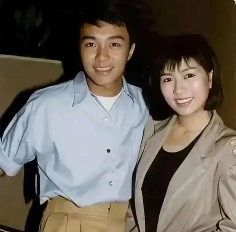 1992年,周星驰大红,罗慧娟不想再等了,便主动提出结婚,然而,等来的却