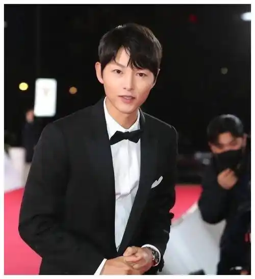 宋仲基带英国女友与好友高调官宣恋情,颜值堪比前妻宋慧乔_祝福_小道