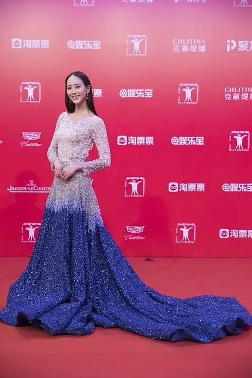 张钧甯身材没料也要秀白色长裙领子都开到胃看着挺大胆