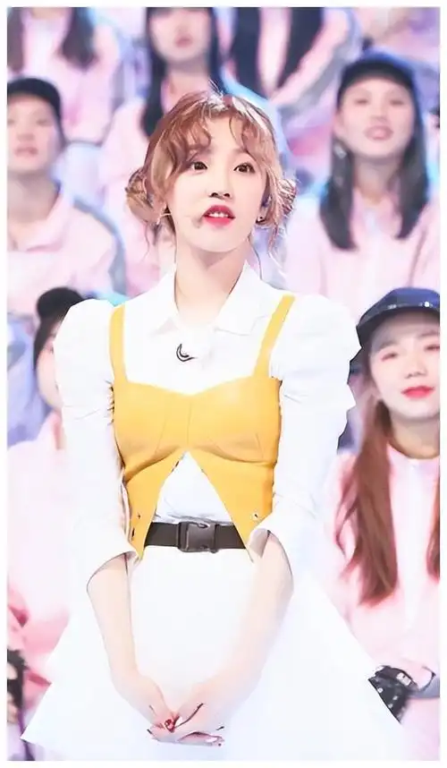 宋雨琦短发赛车服造型,甜美可爱飒帅绝!|妆容|风范_网易订阅