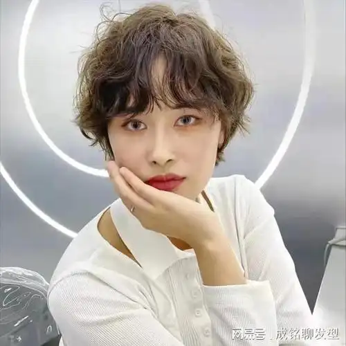 40 女神必试!短发烫发新潮流,轻松减龄十岁!