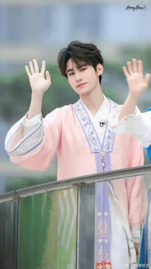 张真源跳起来和粉丝打招呼##奔跑吧