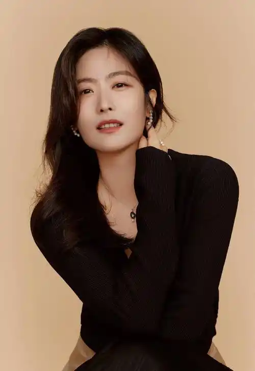 徐百卉气质太高级,穿黑色针织衫配拼接百褶裙,37岁美得好优雅_当徐