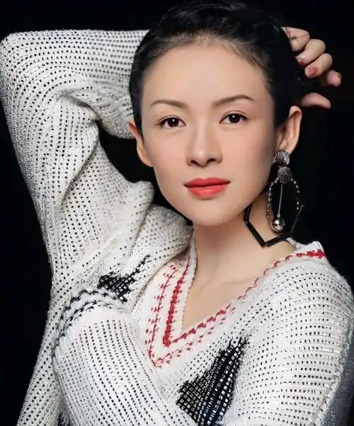 身为中国内地影视演员和歌手,章子怡是影响全球的华语巨星,被誉为"