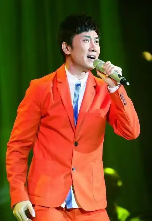 军旅歌手江涛:穷小子娶富家女,走红后不变心,始终把妻子当成宝_万小牧