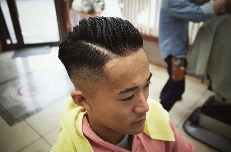 复古文艺范的男生发型,才是现在最潮的发型,迅速提升你的颜值