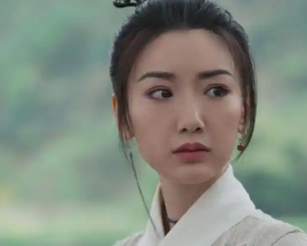 被父亲扔垃圾桶见渣男劈腿连夜搬家36岁毛晓彤活得很强大