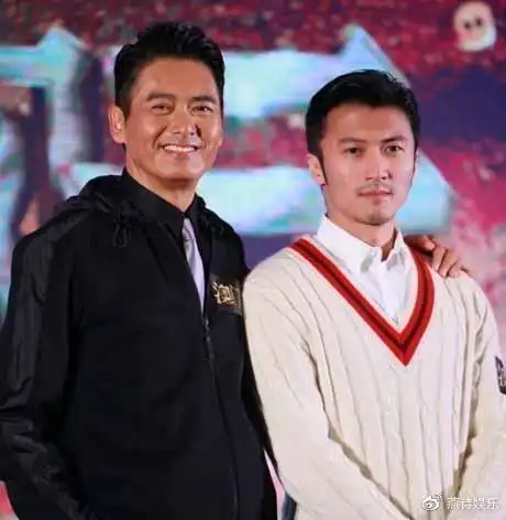 谢霆锋晒与周润发合影引网友热议两大男神帅气依旧
