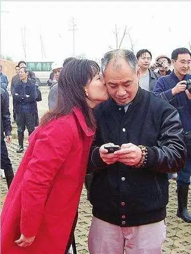 奥运冠军李宁现状:获得106枚金牌,如今身家百亿妻子57岁仍貌美