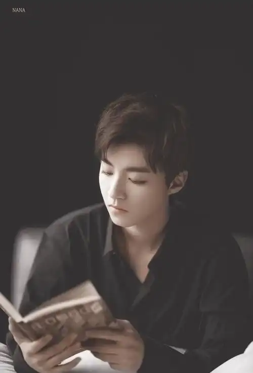 王俊凯 完美演绎dior homme黑色衬衫