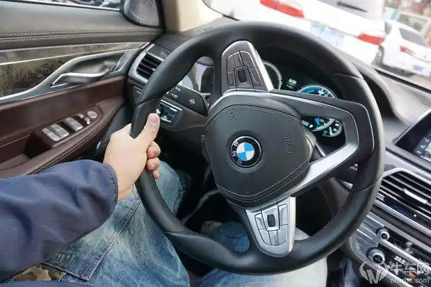 牛x评测get新技能晒炫朋友圈宝马7系靠这配置超过奔驰s级