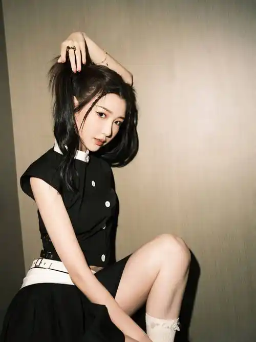 毛晓彤身穿黑色吊带短裙,搭配黑色高跟鞋,大秀美腿,一双白皙修长的